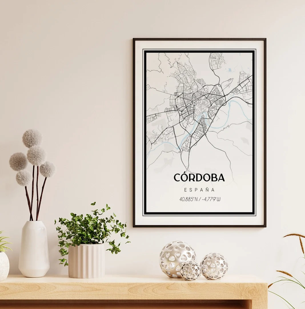 Cuadro de mapa de Córdoba con nombre y coordenadas, marco de madera oscura sobre una repisa