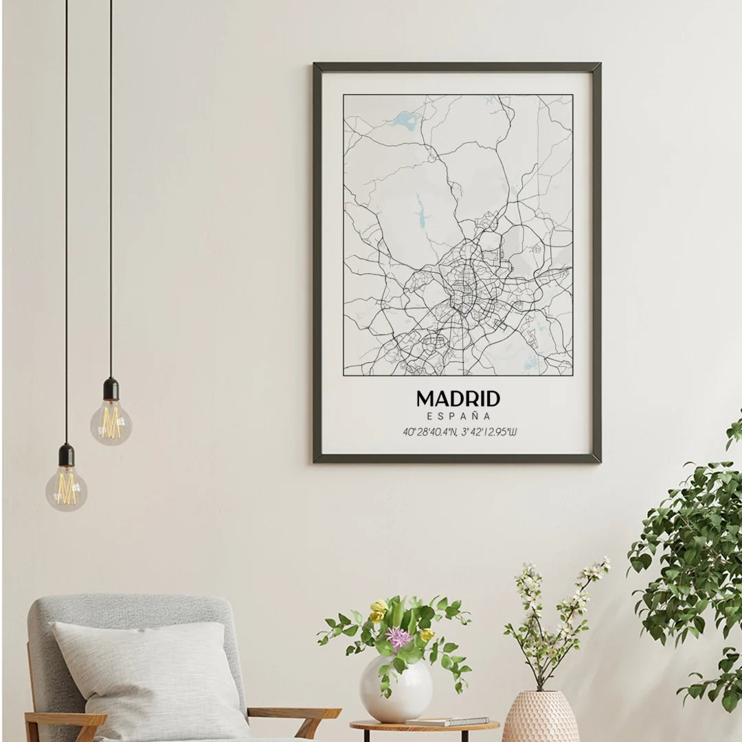 Cuadro de mapa de Madrid con coordenadas, marco negro colgado junto a bombillas colgantes
