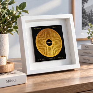 Cuadro enmarcado personalizado con la letra de una canción en espiral sobre fondo dorado, detalle del acabado