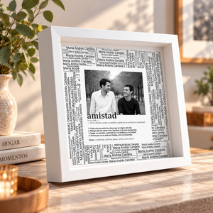 Cuadro enmarcado personalizado con el significado de amistad y una foto en blanco y negro, vista frontal