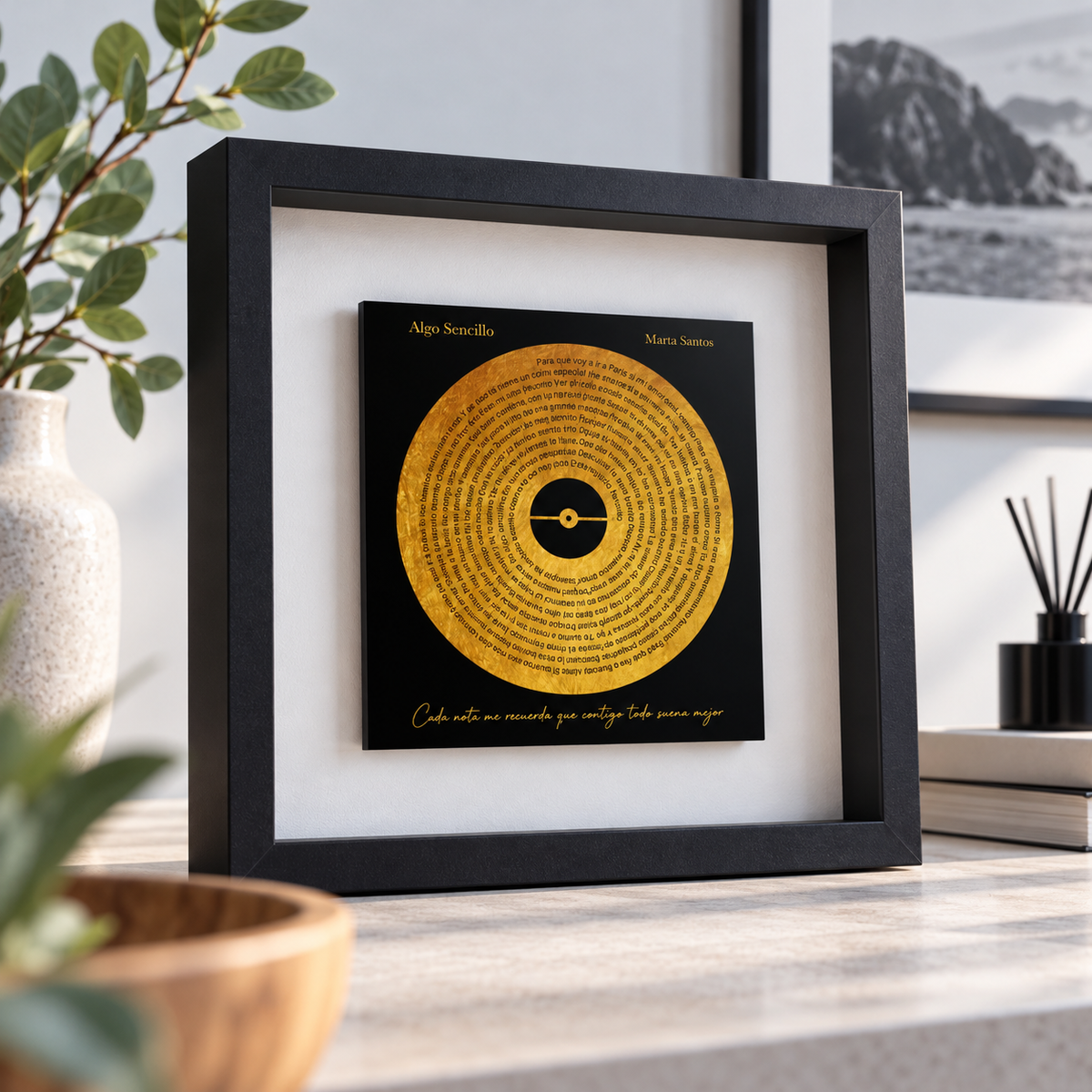 Cuadro enmarcado personalizado con la letra de una canción en espiral sobre fondo dorado, vista frontal
