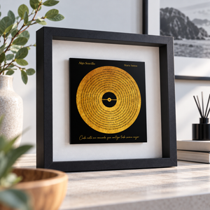 Cuadro enmarcado personalizado con la letra de una canción en espiral sobre fondo dorado, vista frontal