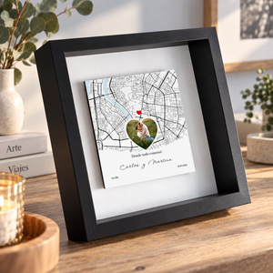 Cuadro enmarcado personalizado con una foto y el mapa de un lugar especial, detalle del acabado
