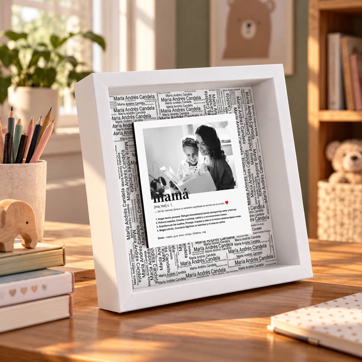 Cuadro enmarcado personalizado con el significado de mamá y una foto en blanco y negro, vista frontal