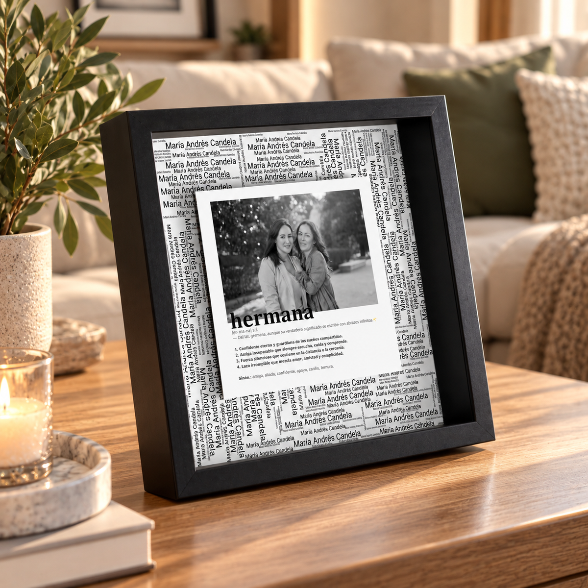 Cuadro enmarcado personalizado con el significado de hermana y una foto en blanco y negro, vista frontal