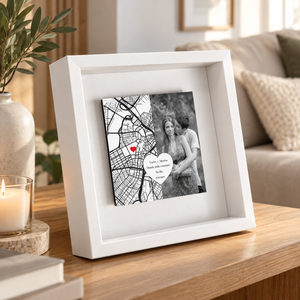 Cuadro enmarcado personalizado con una foto y el mapa de un día especial, detalle del acabado