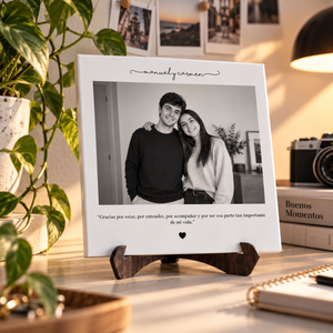 Azulejo de cerámica de 20x20 cm personalizado con una foto en blanco y negro y una dedicatoria, vista frontal