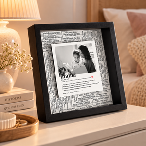 Cuadro enmarcado personalizado con el significado de mamá y una foto en blanco y negro, detalle del acabado